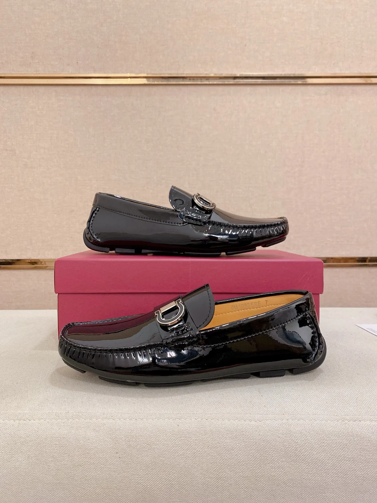 Men's shoes💰: 540💰High-end quality! Ferragamo🆕🆕Exclusive hot-selling products in stock🔥🔥New products on the shelves, high-quality Ferragamo men's pea shoes, high-end casual driving shoes, with complete packaging! 💪 💪 Material: imported first-layer cowhide 🐂 + imported high-quality water-dyed cowhide lining + wear-resistant outsole 👍🏻👍🏻 Features: high-end and comfortable, purely handmade 🚀 🚀 Create the perfect shoe that suits you best 🔥 🔥 Size: (38-44) 45 standard size can be customized!